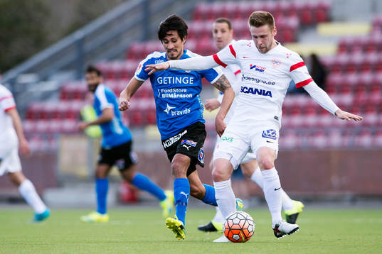 Halmstads Antonio Rojas i kamp om bollen med Assyriskas
