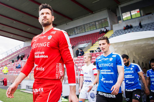 Halmstads målvakt Stojan Lukic träder in på planen