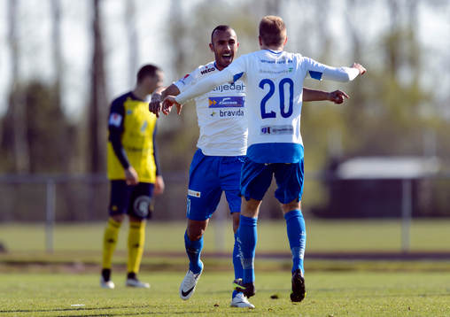 Värnamos Issam Jebali jublar med Freddy Winst