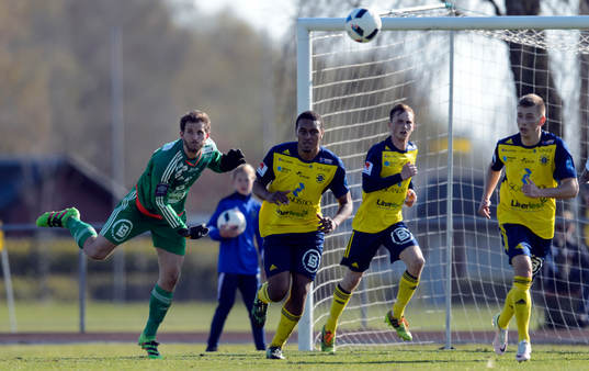Ängelholms målvakt Carl Lindell karat ut bollen