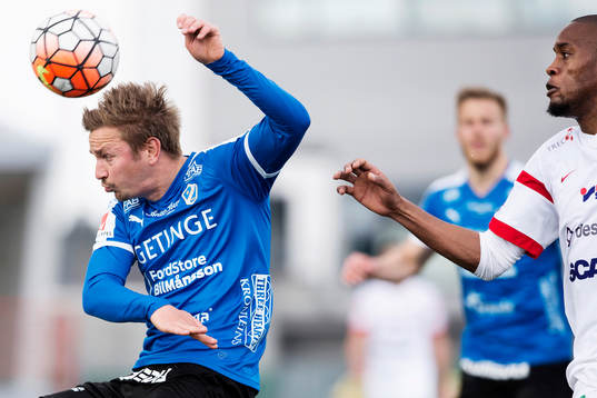 Halmstads Fredrik Olsson nickar bollen