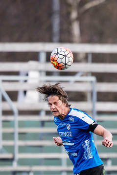 Halmstads Fredrik Liverstam nickar bollen