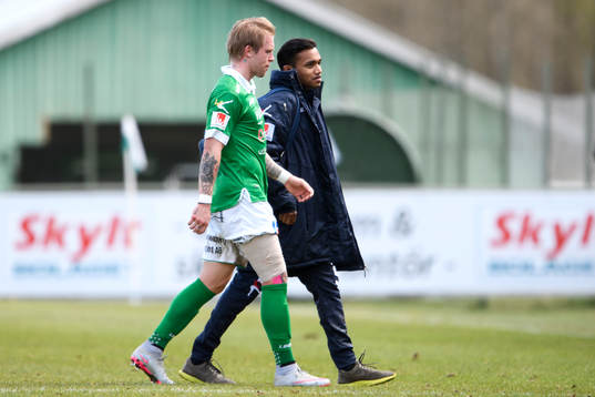 Ljungskiles Tim Nilsen lämnar planen med lindat ben