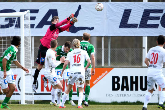 Ljungskiles målvakt August Strömberg boxar undan en boll
