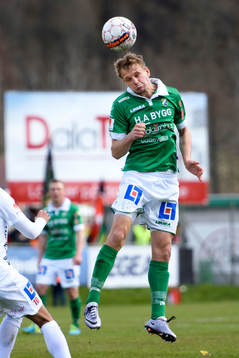 Ljungskiles Jakob Olsson nickar bollen