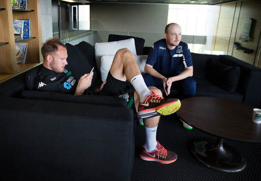 Andreas Granqvist tittar på sin telefon på FC Krasnodars