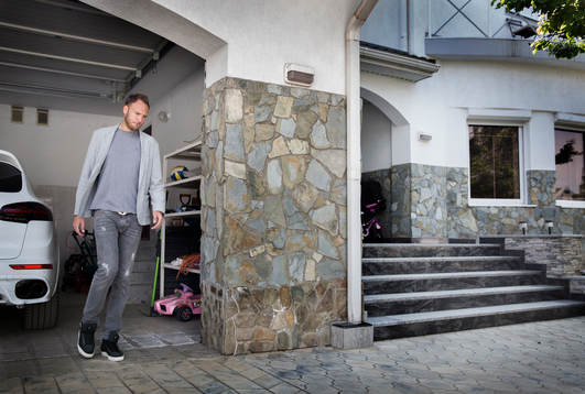 Andreas Granqvist är på väg in från garaget i sitt hem
