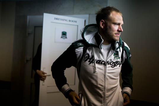 Andreas Granqvist blir intervjuvad