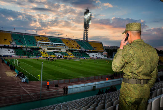 En rysk vakt tittar ut över Kubans fotbollsarena som