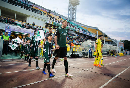 Andreas Granqvist går ut mot planen, spelarentré, innan