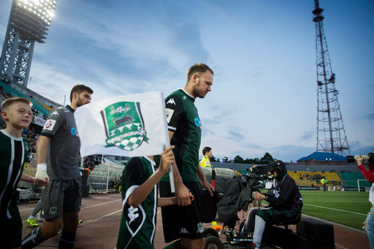 Andreas Granqvist går ut mot planen, spelarentré, innan
