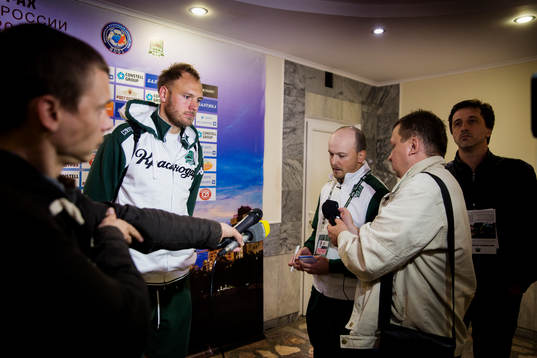 Andreas Granqvist blir intervjuvad