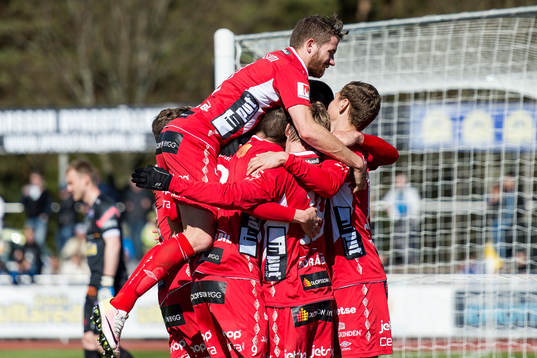 Elfsborgs Simon Hedlund har gjort 0-1 och spelarna jublar