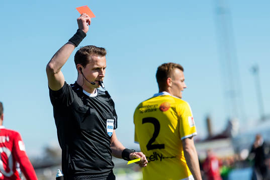 Falkenbergs Rasmus Sjöstedt får rött kort av domare