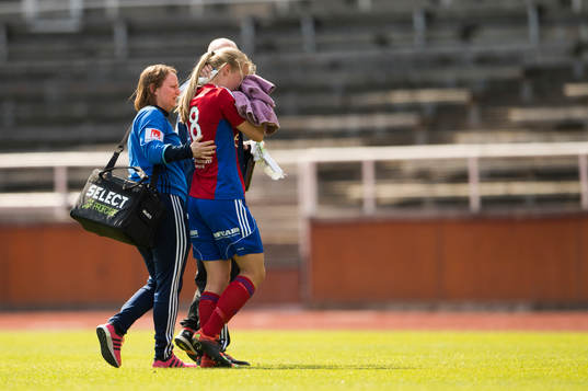 Vittsjös Linda Sällström lämnar planen skadad