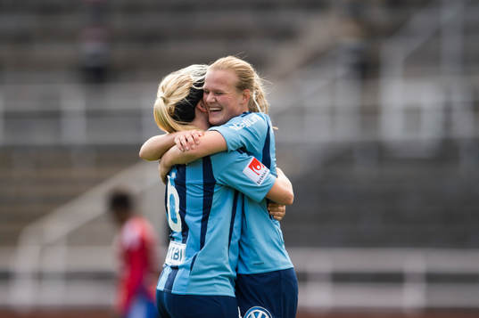 Djurgårdens Annika Kukkonen och Johanna Wikström jublar