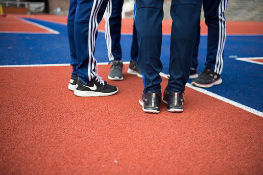 Människor i träningskläder står inne på Stadion