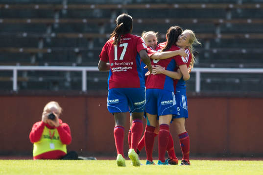 Vittsjös Linda Sällström blir omkramad av lagkamraterna