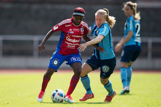 Vittsjös Ngozi Okobi och Djurgårdens Mia Jalkerud i kamp