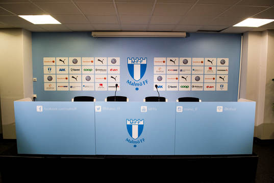 Malmö FFs presspodium med årets nya sponsorer
