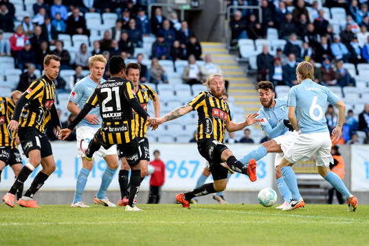 Malmö FFs Erdal Rakip provar skott som Häckens Emil