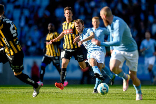 Malmö FFs Magnus Wolff Eikrem spelar bollen mot Jo Inge