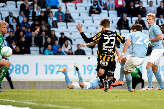 Malmö FFs Vidar Örn Kjartansson gör 2-0 bakom Häckens