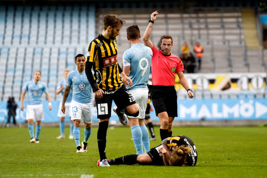 Domaren Kristoffer Karlsson ger Malmö FFs Markus Rosenberg