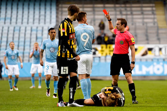 Domaren Kristoffer Karlsson ger Malmö FFs Markus Rosenberg