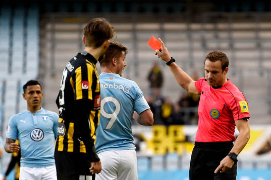 Domaren Kristoffer Karlsson ger Malmö FFs Markus Rosenberg