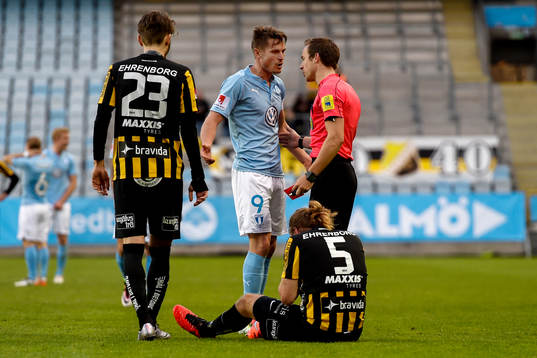 Domaren Kristoffer Karlsson ger Malmö FFs Markus Rosenberg