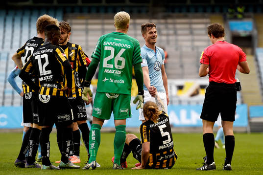 Domaren Kristoffer Karlsson ger Malmö FFs Markus Rosenberg