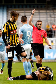 Domaren Kristoffer Karlsson ger Malmö FFs Markus Rosenberg
