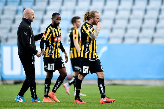 Häckens René Makondele och Emil Wahlström deppar