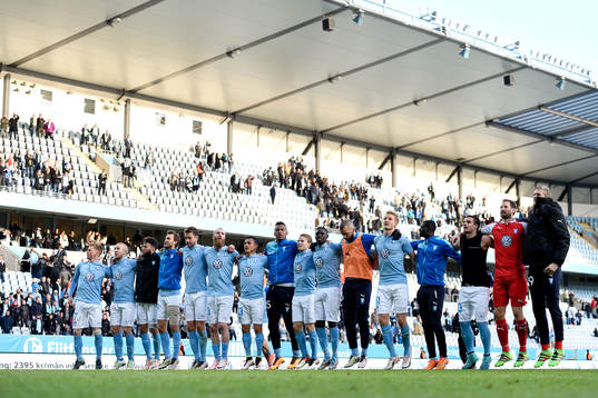 Malmö FFs spelare jublar mot publiken
