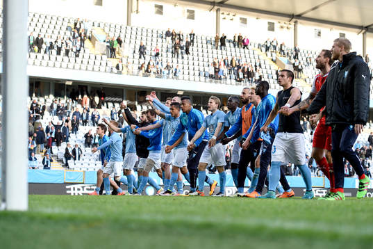 Malmö FFs spelare jublar mot publiken