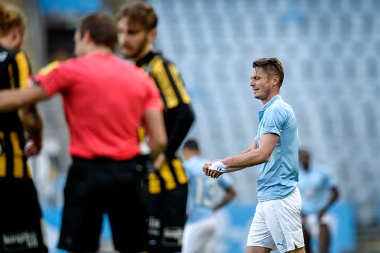 Malmö FFs Markus Rosenberg tar av sig kaptensbindeln