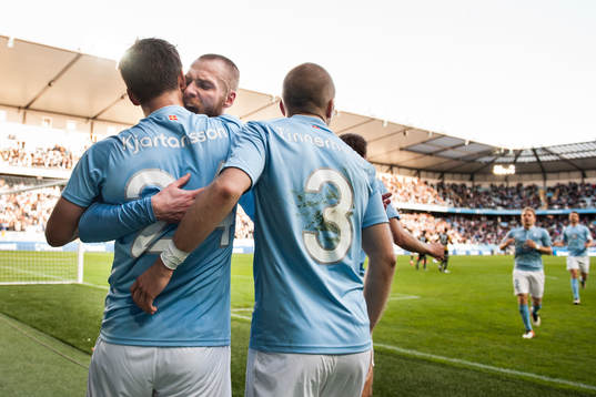 Malmö FFs Vidar Örn Kjartansson (tv) kramas om av Jo Inge