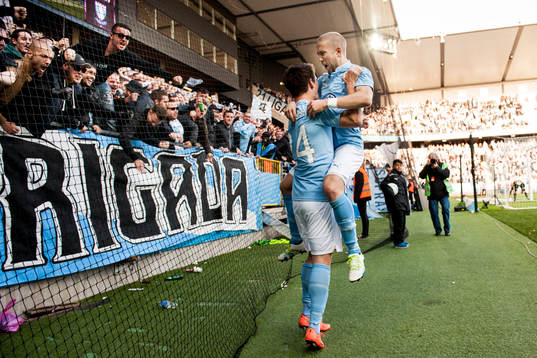 Malmö FFs Vidar Örn Kjartansson (tv) jublar med Anton