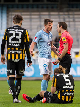 Malmö FFs Markus Rosenberg får rött kort av domare