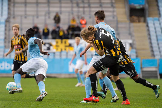 I denna situation mot Häckens Emil Wahlström får Malmö