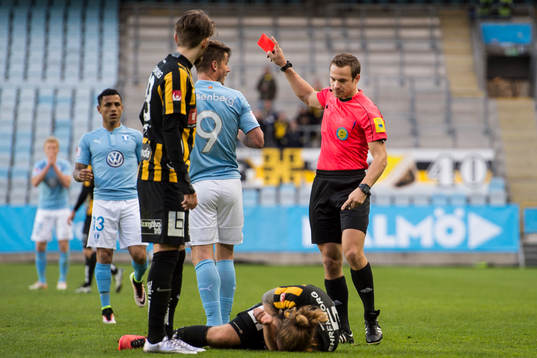 Malmö FFs Markus Rosenberg får rött kort av domare