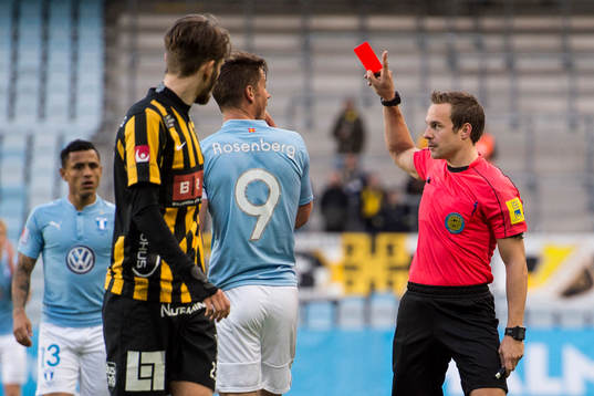 Malmö FFs Markus Rosenberg får rött kort av domare