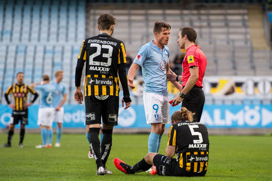 Malmö FFs Markus Rosenberg får rött kort av domare