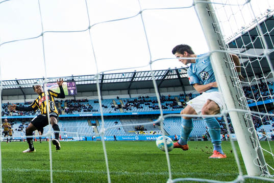 Malmö FFs Vidar Örn Kjartansson (th) slår in 3-0 målet