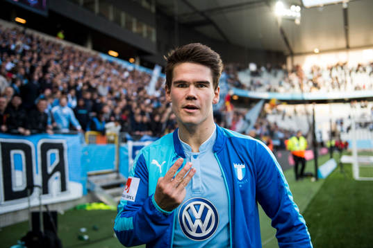 Malmö FFs tremålsskytt Vidar Örn Kjartansson håller upp