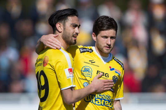 Falkenbergs Amin Nazari och Tibor Joza jublar