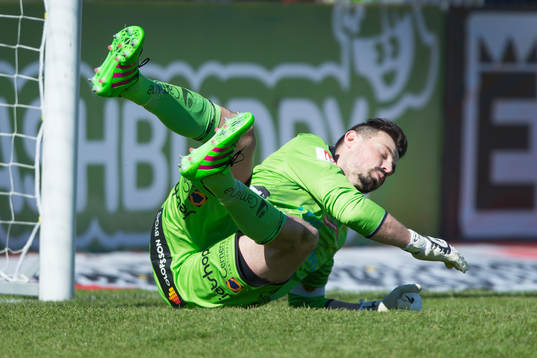 Elfsborgs målvakt Kevin Stuhr Ellegaard deppar