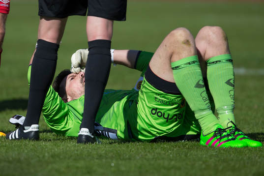 Elfsborgs målvakt Kevin Stuhr Ellegaard ligger på marken