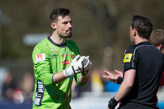 Elfsborgs målvakt Kevin Stuhr Ellegaard argumenterar med
